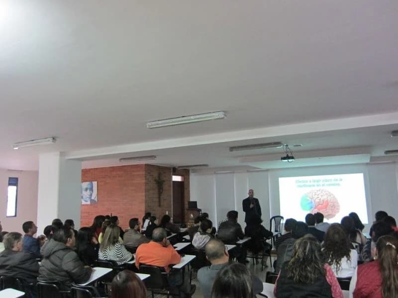 Público numeroso siguiendo la presentación en un salón institucional