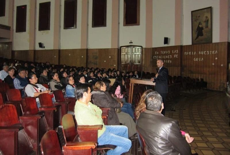 Salón institucional lleno de asistentes durante una capacitación