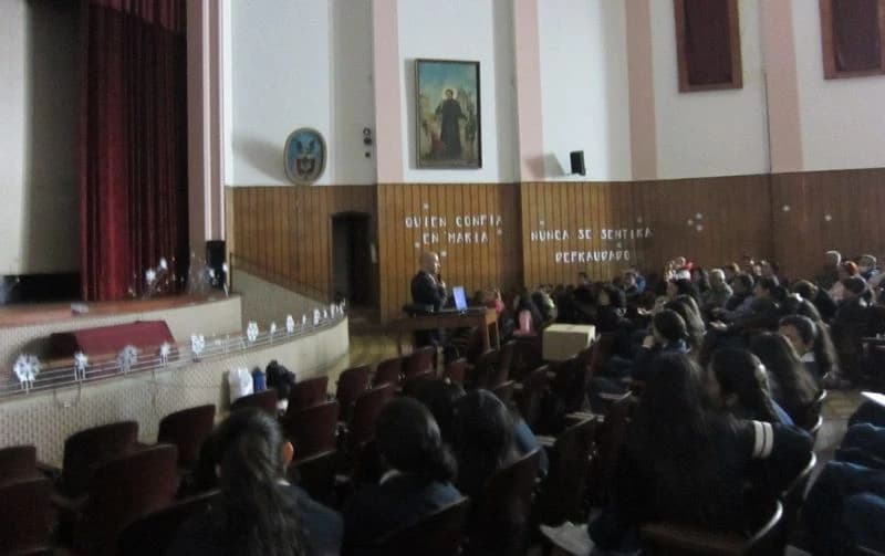 Vista general de un auditorio ocupado durante una conferencia