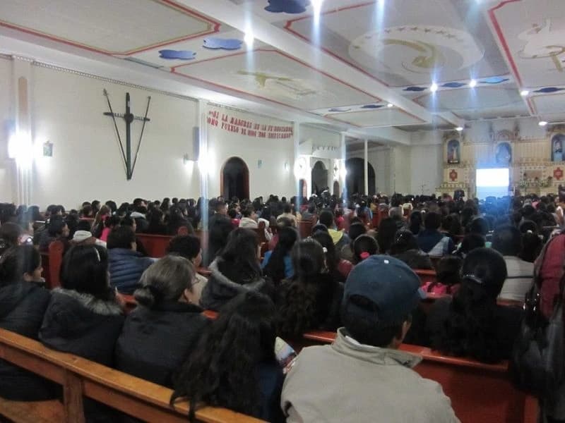 Recinto completamente lleno de padres de familia durante una conferencia