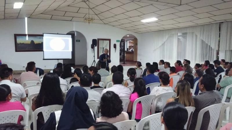 Asistentes llenando un salón institucional durante una conferencia de prevención